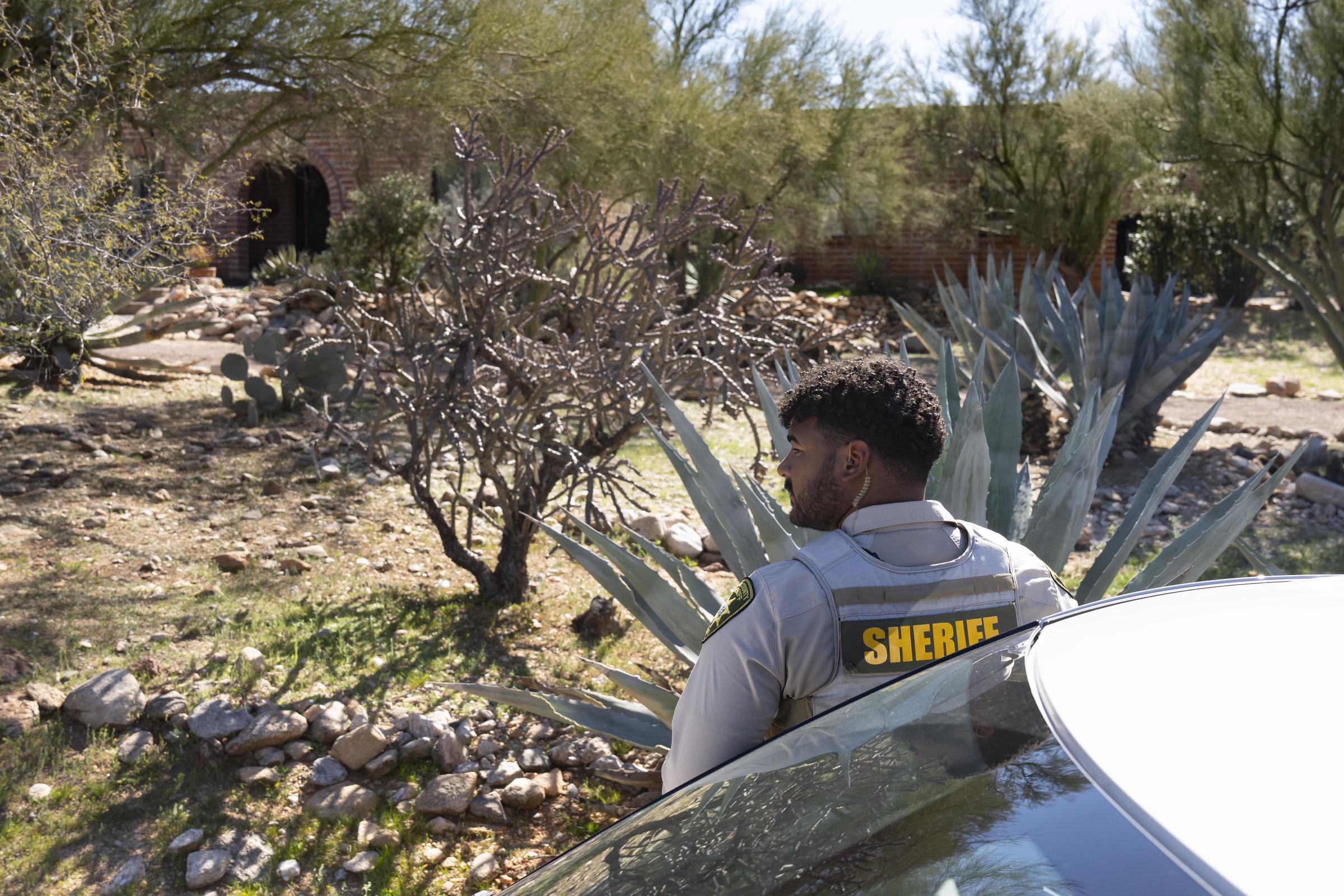 Pima County Sheriff's Office deputy stands outside Nancy Guthrie's Tucson home on February 8, 2026 | Source: Getty Images