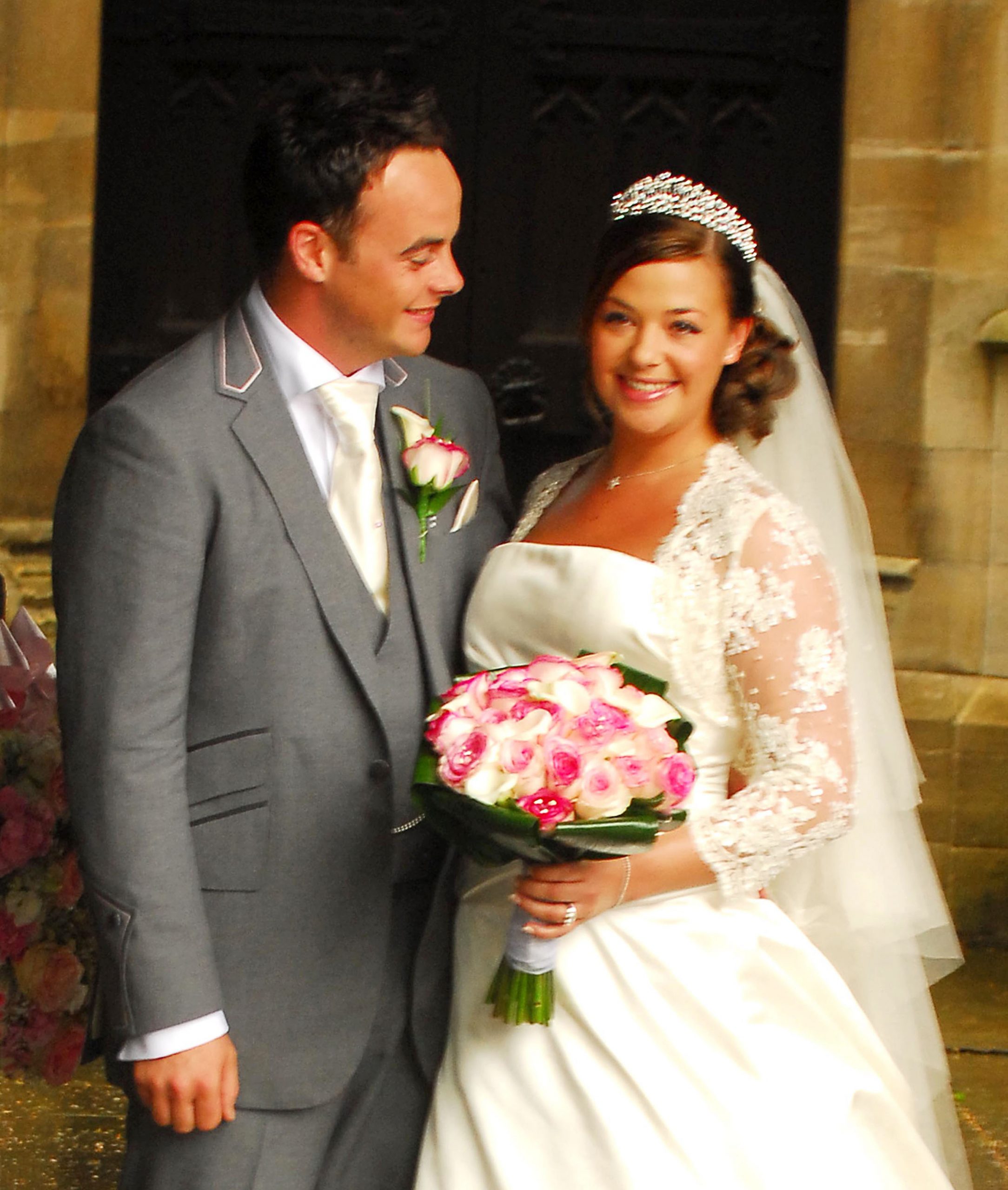 Ant McPartlin and Lisa Armstrong during their wedding at St Nicolas Church, Taplow, on July 22, 2006, in England. | Source: Getty Images