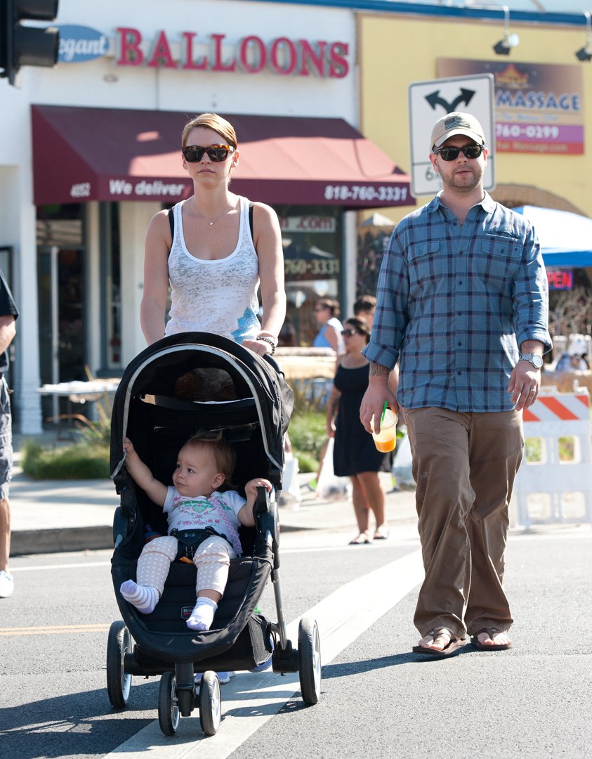 Jack Osbourne, wife Lisa Stelly and baby Pearl Osbourne are seen at the farmers market on 15 September 2013 in Los Angeles, California. | Source: Getty Images