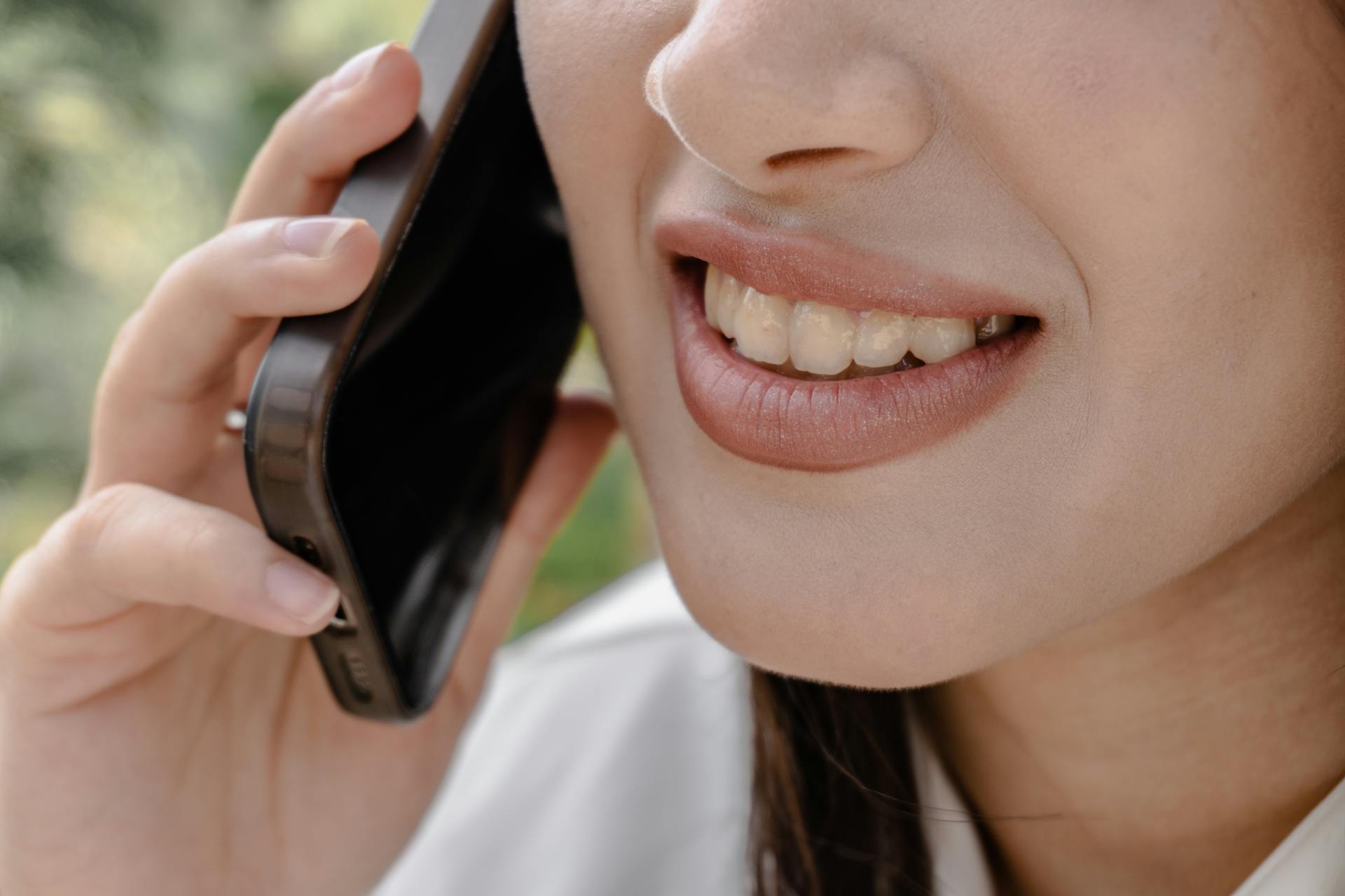 A woman talking on the phone | Source: Pexels