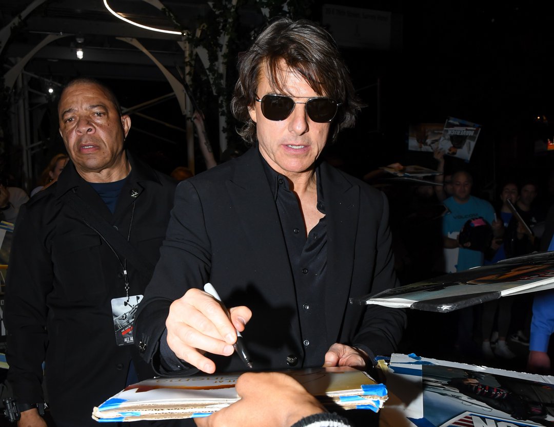 Tom Cruise signing autographs after the 