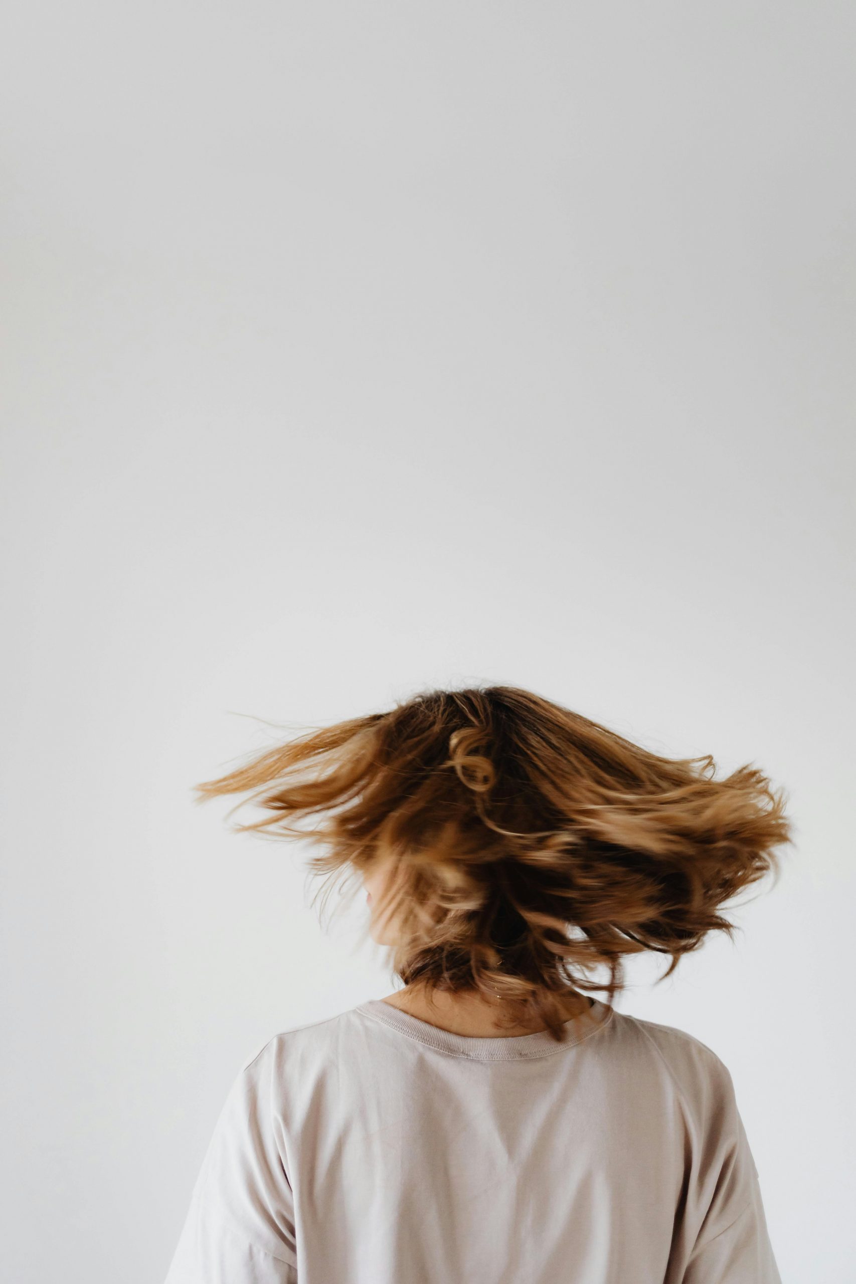 A woman flipping her hair | Source: Pexels