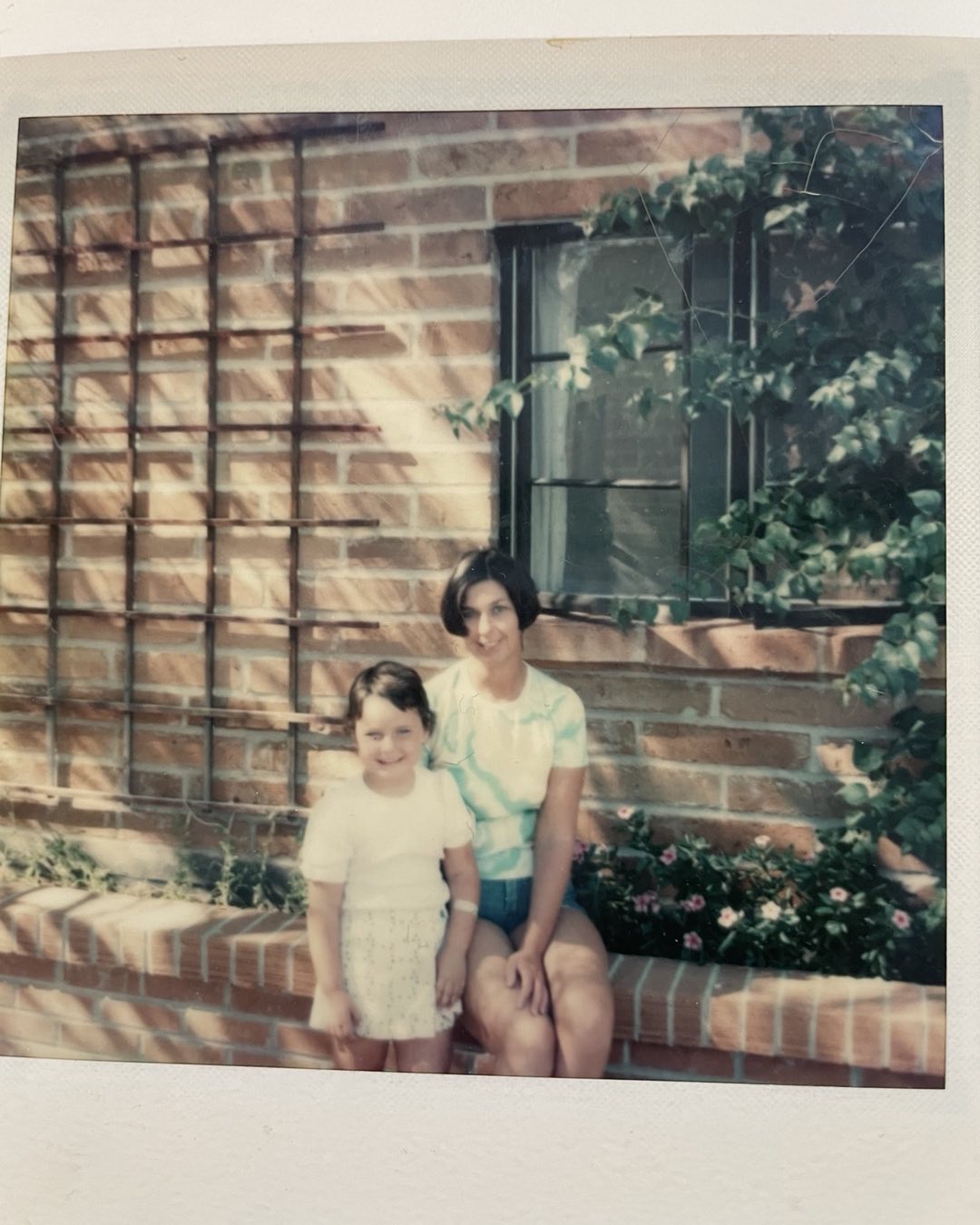 A young Savannah Guthrie with her mom, Nancy, at their home in Tucson, Arizona | Source: Instagram/savannahguthrie