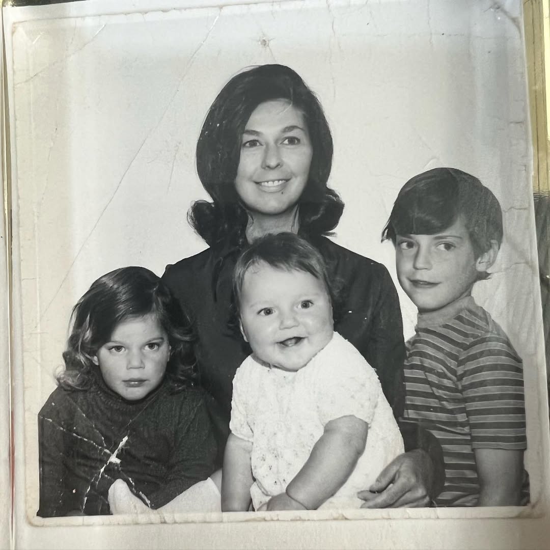 Nancy Guthrie with her children, Annie, Savannah, and Camron Guthrie | Source: Instagram/savannahguthrie