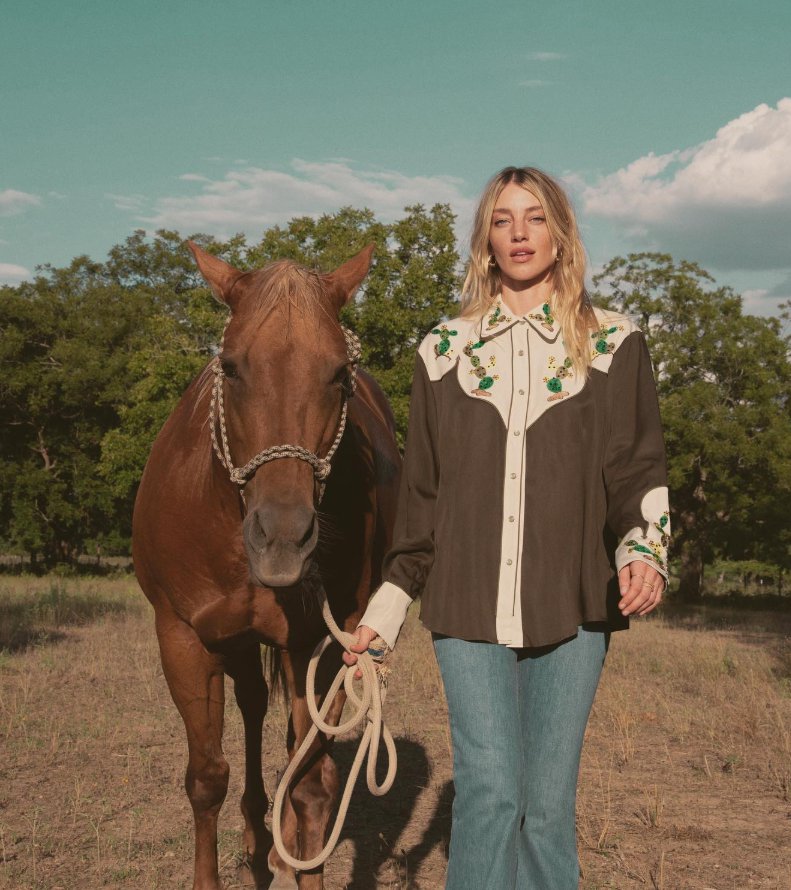 Janell Shirtcliff takes a walk with a horse. | Source: Instagram/janellshirtcliff
