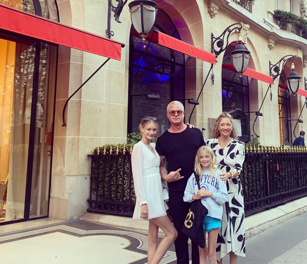 Eric Dane and Rebecca Gayheart are on a family vacation with their daughters Billie and Georgia on August 21, 2022. | Source: Instagram/rebeccagayheartdane