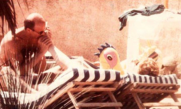 A photo of John Bryan kissing Sarah Ferguson's feet. | Source: X/hash_tigre