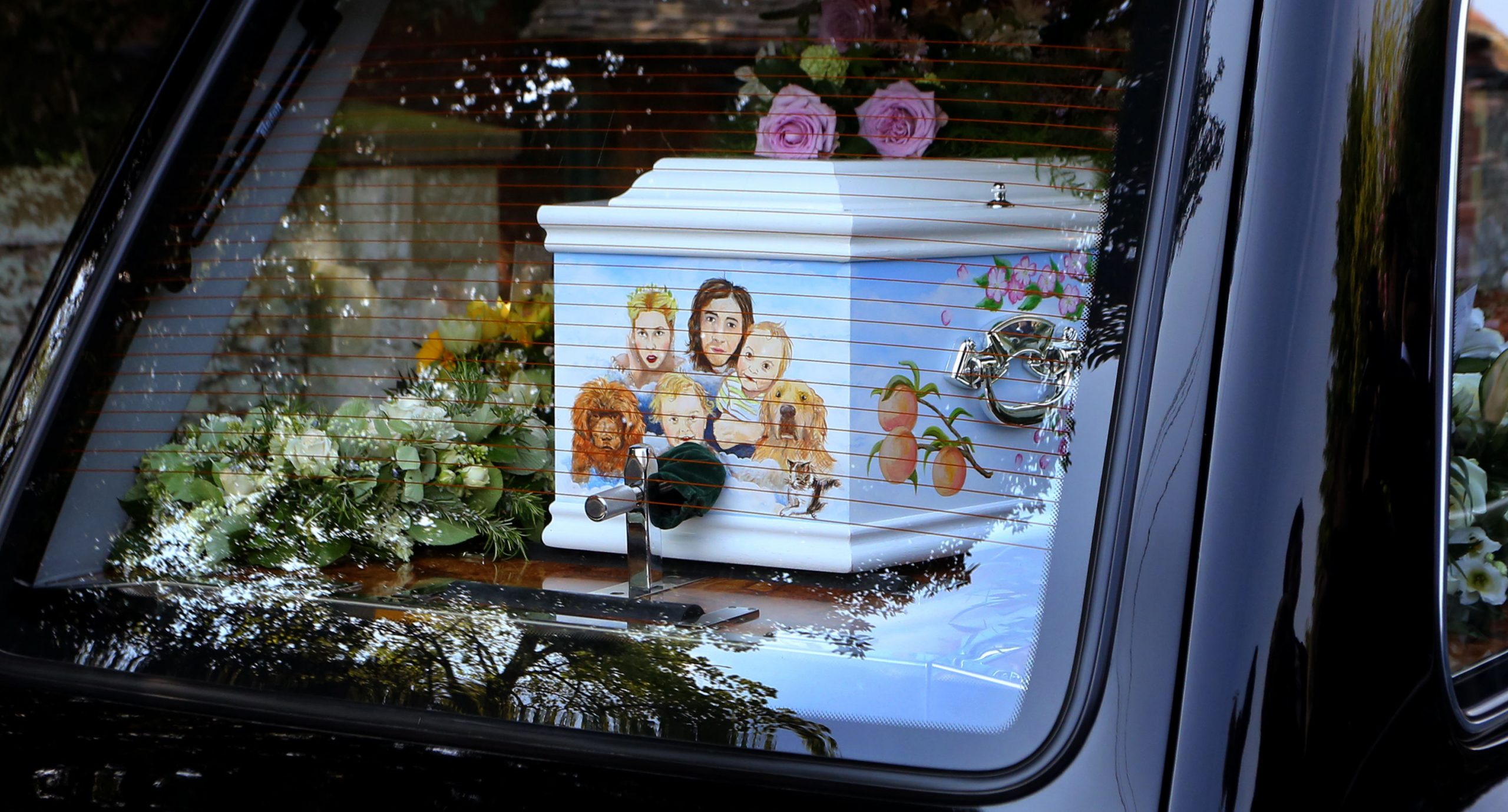The coffin of Peaches Geldof ahead of her funeral service at St Mary Magdalene and St Lawrence Church in England, 2014. | Source: Getty Images