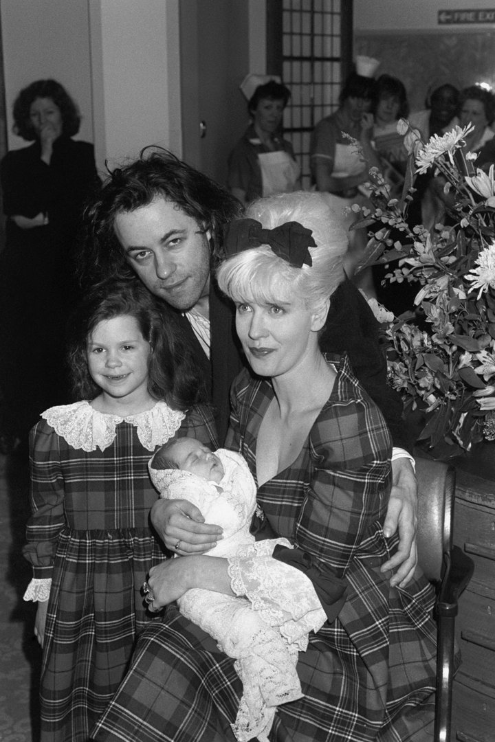 Bob Geldof and Paula Yates photographed with their daughters at St Mary's Hospital on 16 March 1989 in Paddington, London. | Source: Getty Images