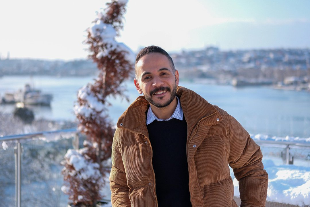 A happy man in the snow | Source: Pexels