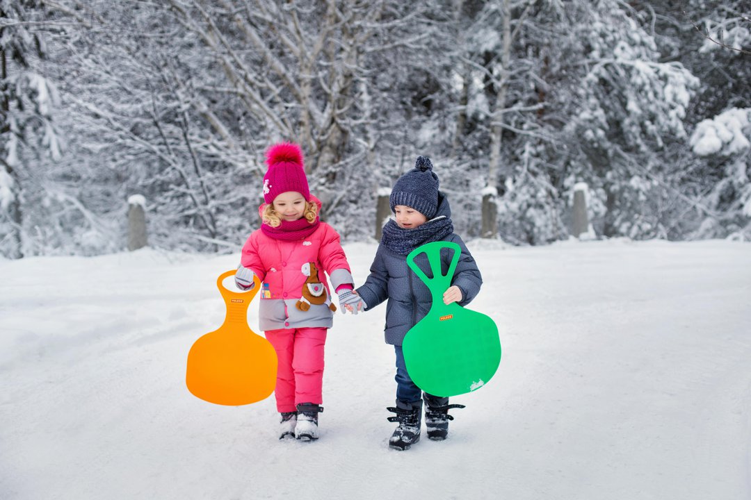 Kids wearing boots in the snow | Source: Pexels