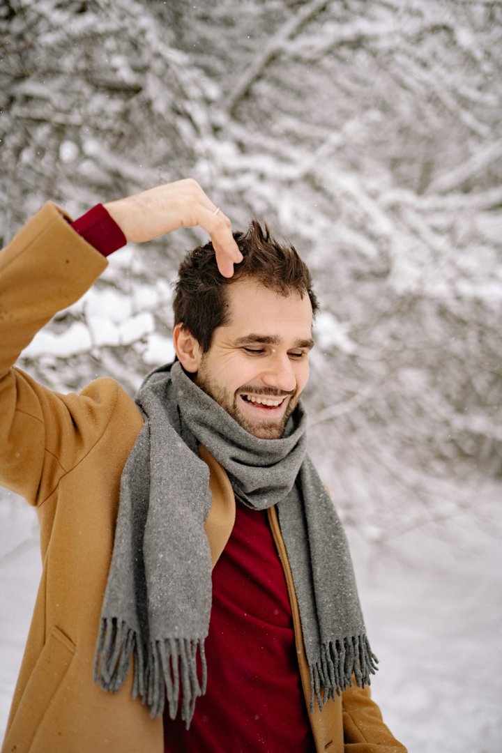 A man laughing in the snow | Source: Pexels