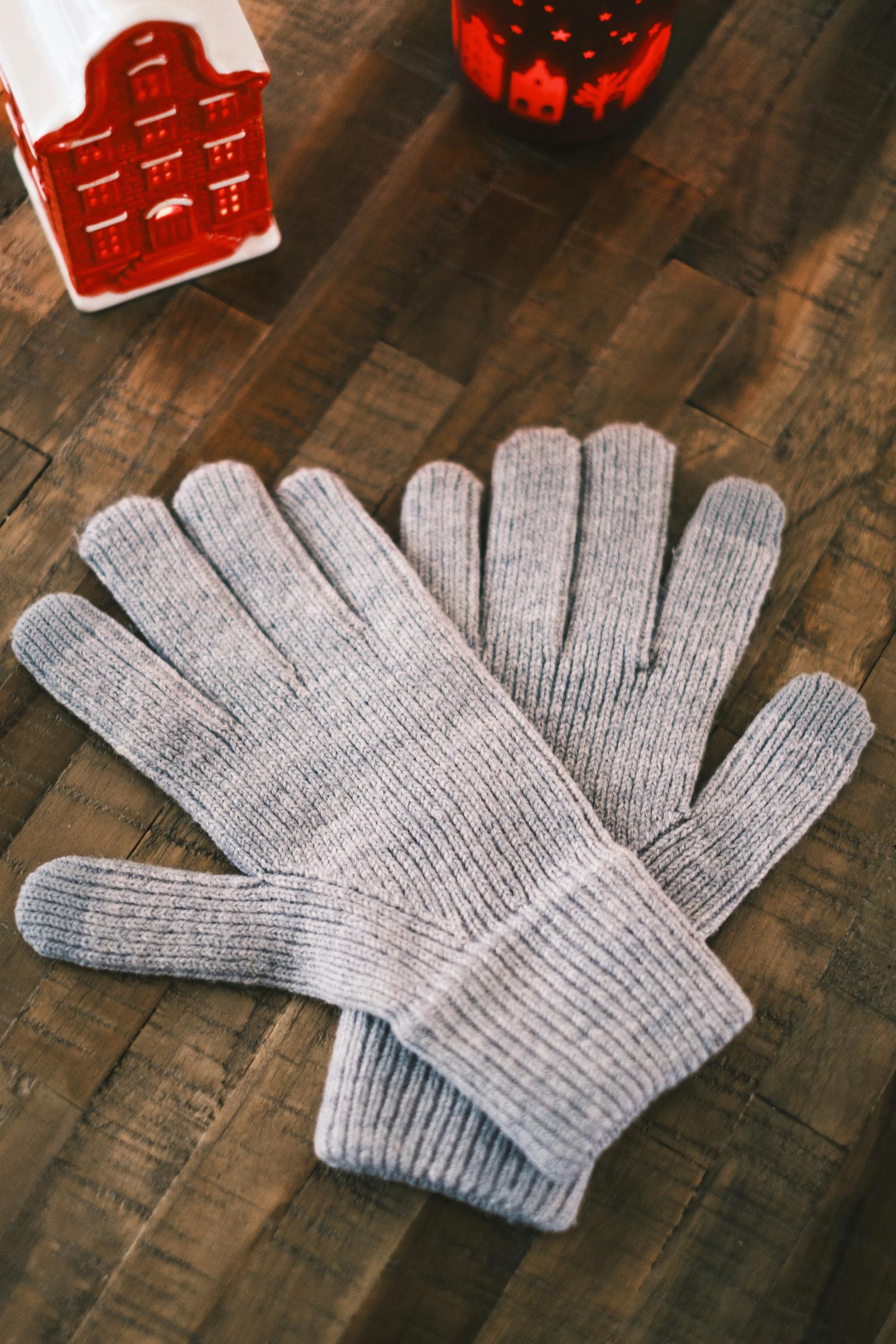 An adult's gloves | Source: Unsplash