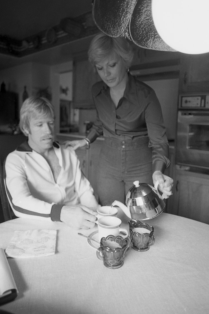 Chuck Norris and Dianne Holechek in their home in Palos Verdes Southern California, circa 1978. | Source: Getty Images