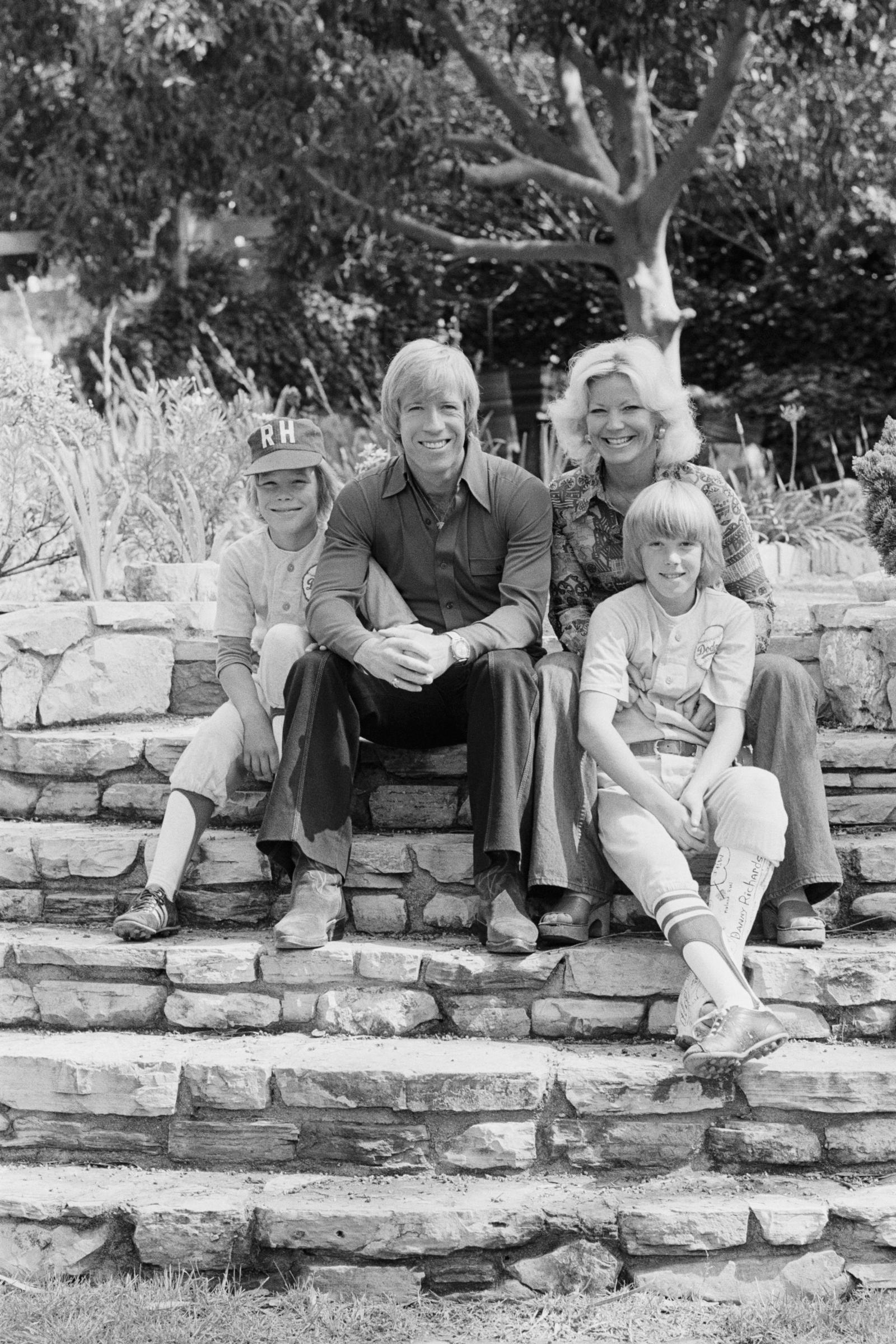 Chuck Norris with his then-wife Diane and their sons Mike and Eric in 1975. | Source: Getty Images