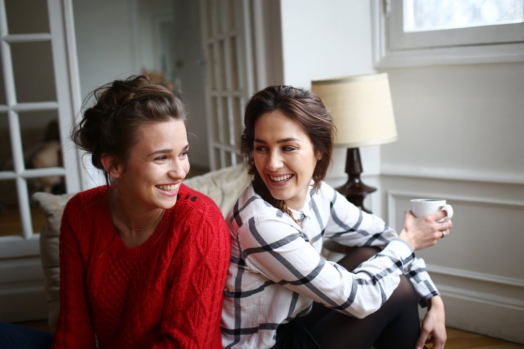 Two friends laughing together | Source: Getty Images