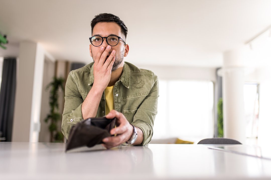 Serious young man having financial problems | Source: Getty Images