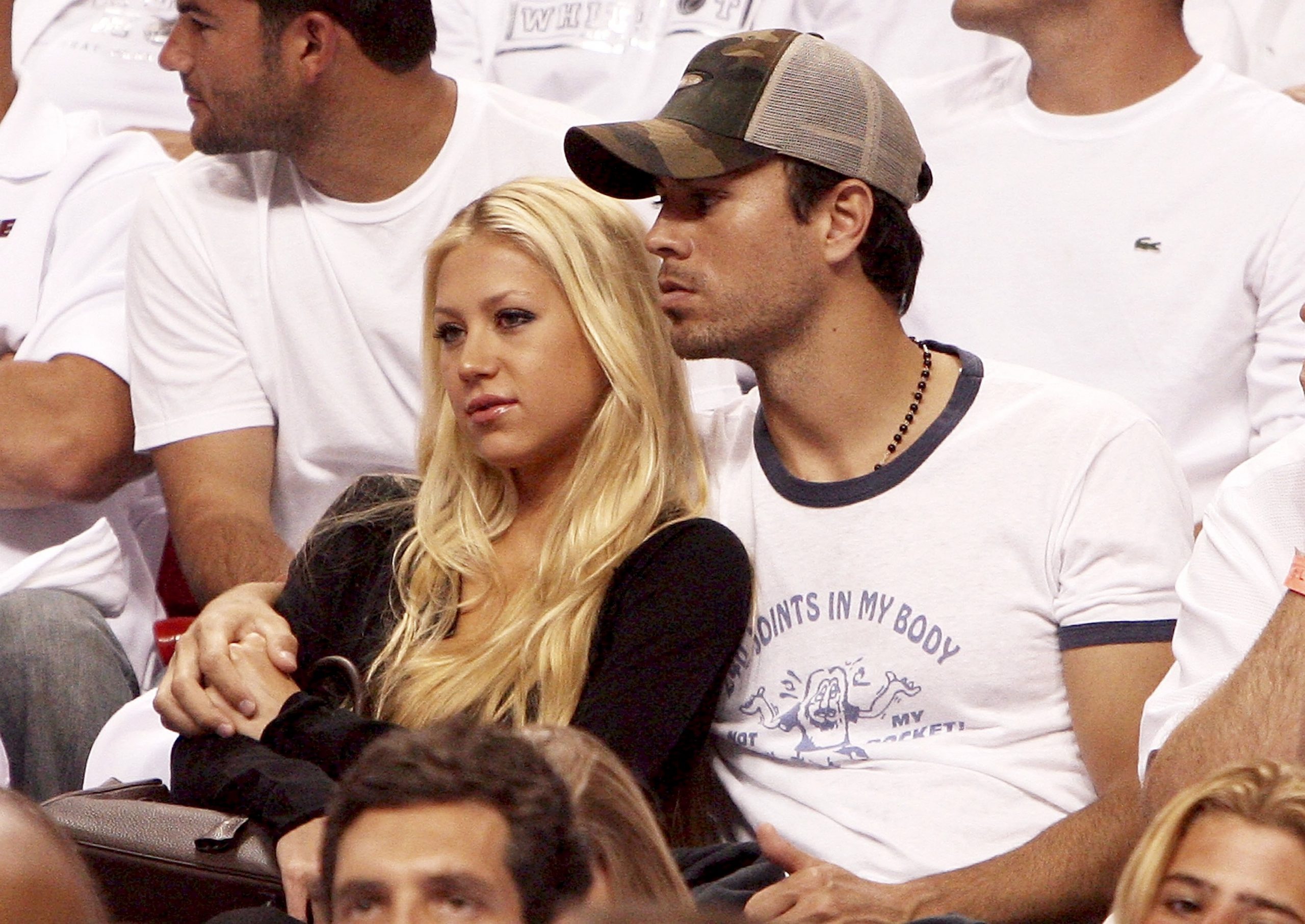 Enrique Iglesias and Anna Kournikova watch the New Jersey Nets take on the Miami Heat in game one of the Eastern Conference semifinals on May 8, 2006 | Source: Getty Images
