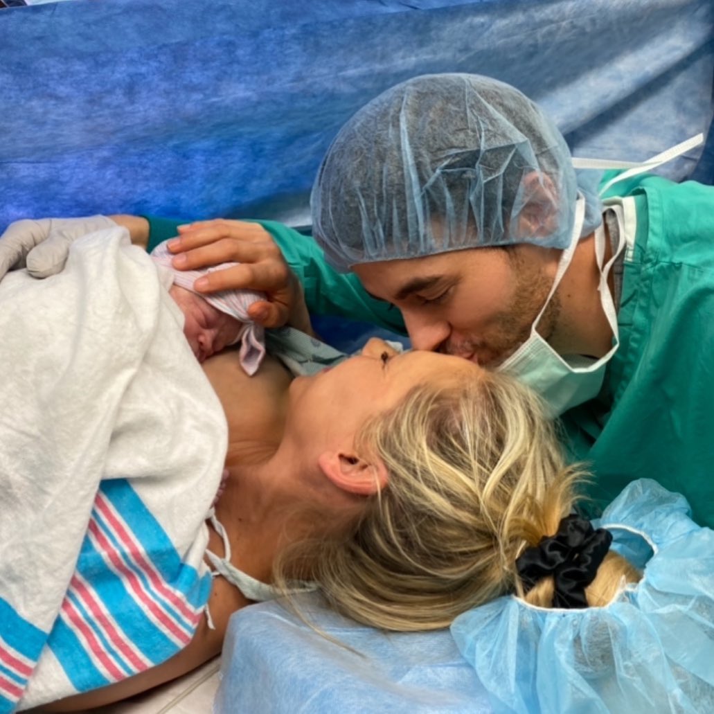 Anna Kournikova and Enrique Iglesias embrace in a surgery room just after welcoming Mary Iglesias, from a post dated February 13, 2020 | Source: Instagram/annakournikova