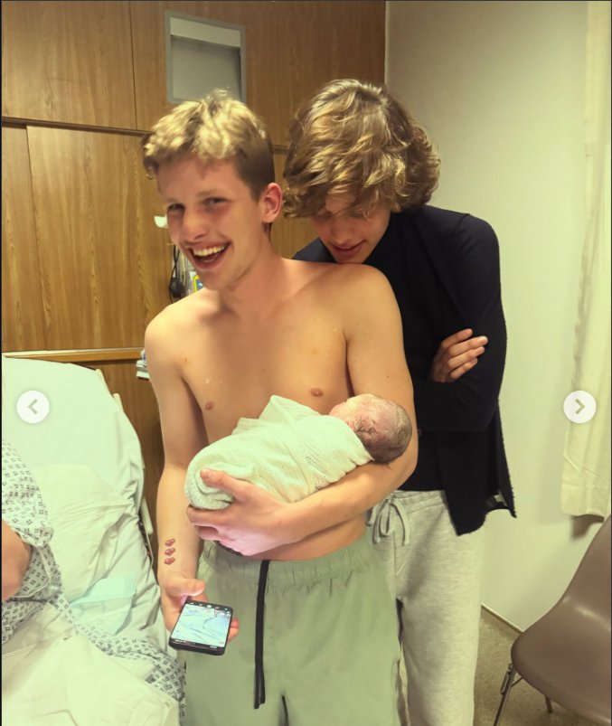 Freddie holding his daughter and his brother Bobby behind him | Source: Instagram/jeffbrazier