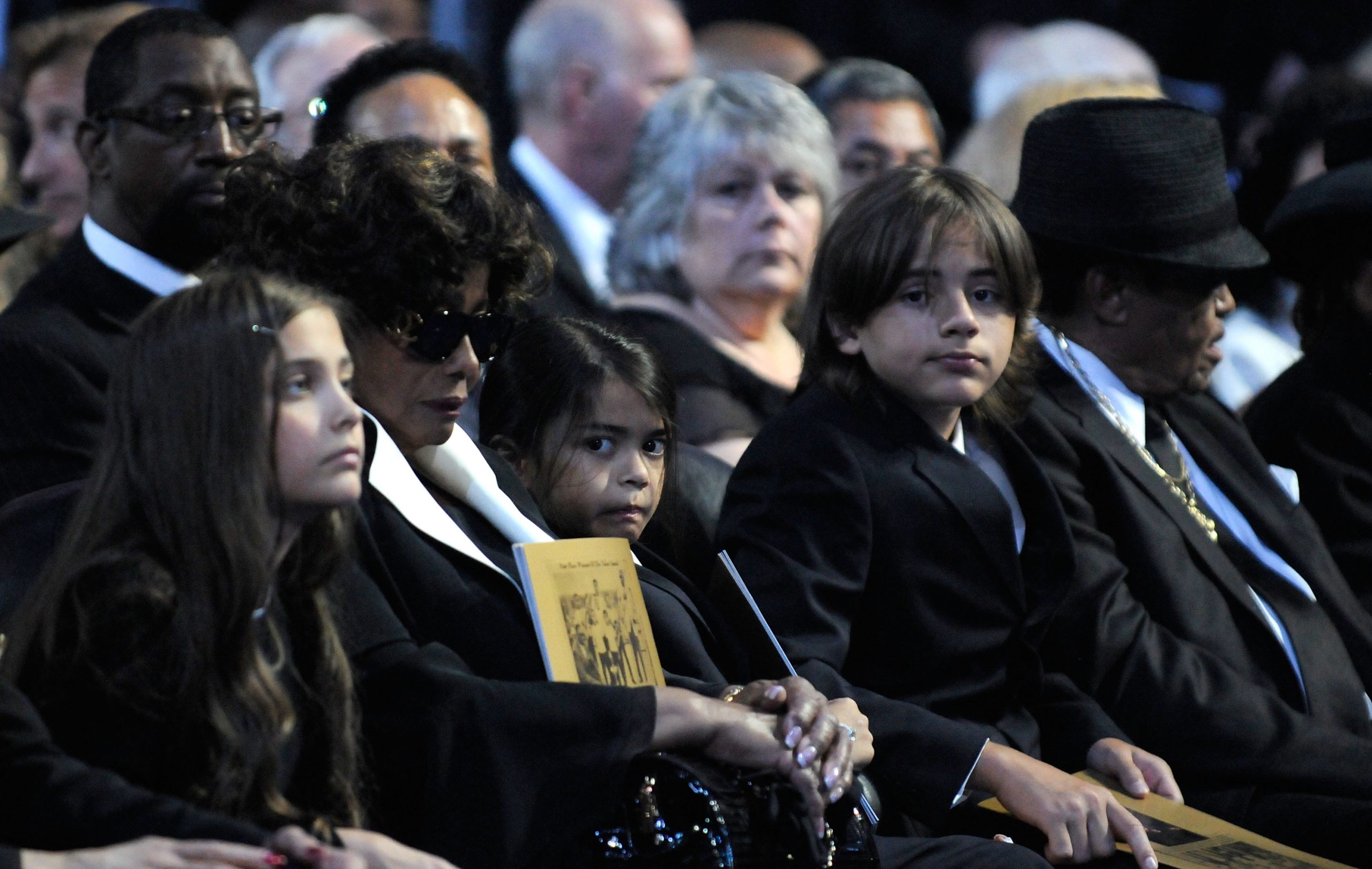 Katherine Jackson with her grandkids, Paris, Bigi, and Prince Jackson at Michael Jackson's funeral in Los Angeles, California on July 7, 2009. | Source: Getty Images