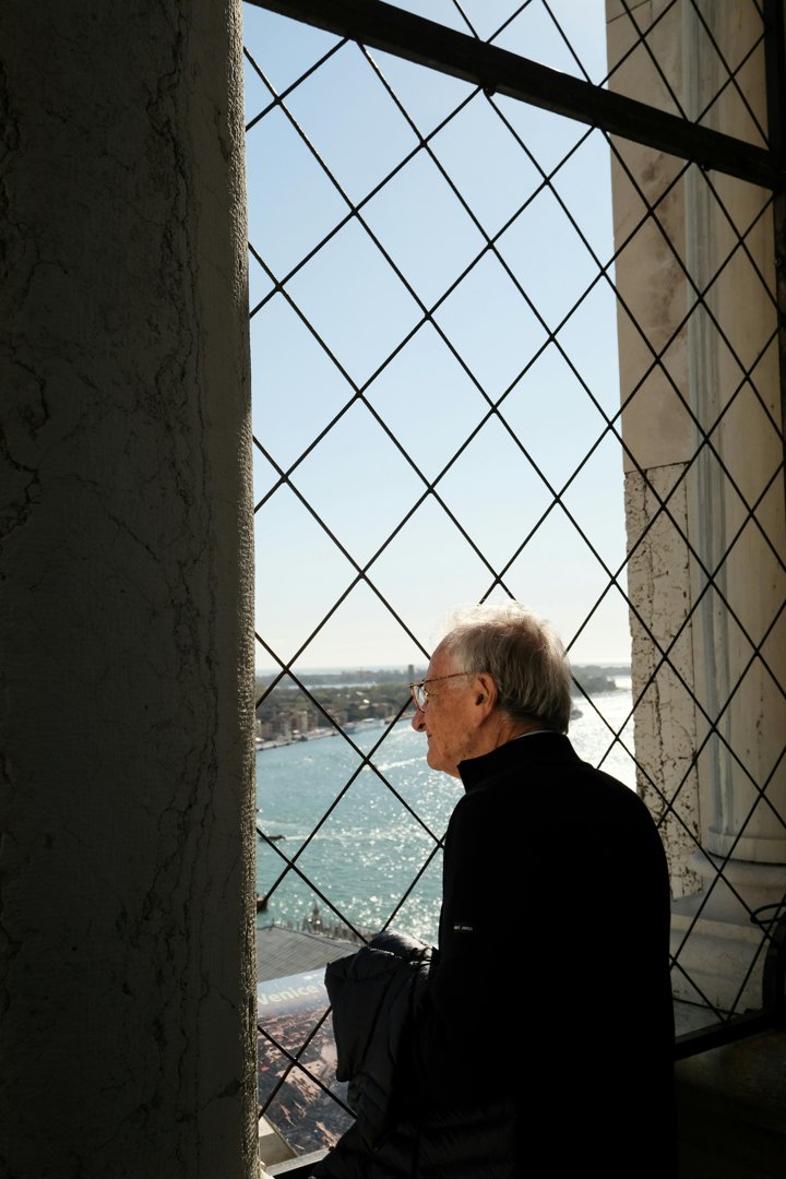 Elderly man gazing out a window | Source: Pexels