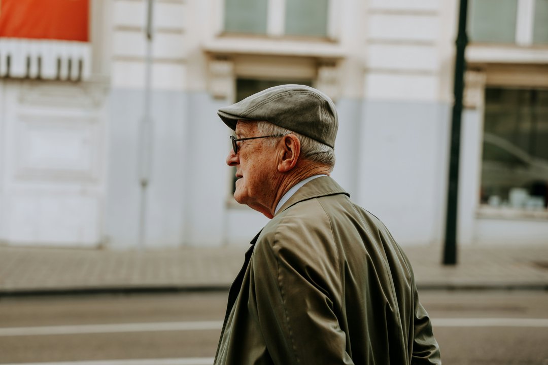 Elderly man walking down a street | Source: Unsplash