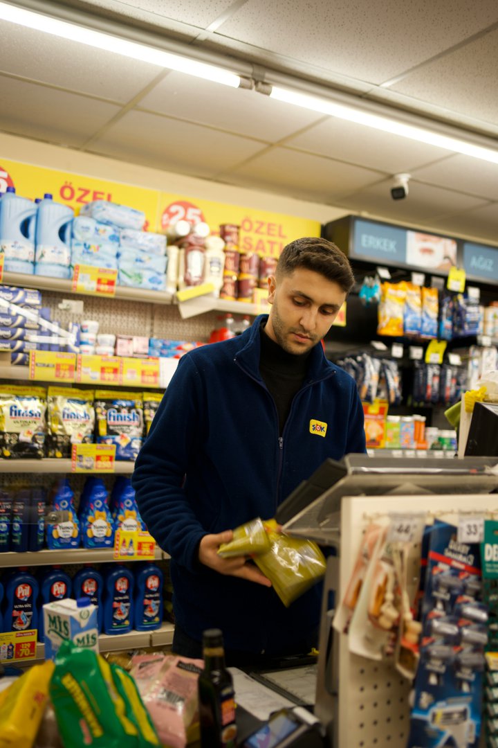 A man checking items at a grocery store | Source: Unsplash