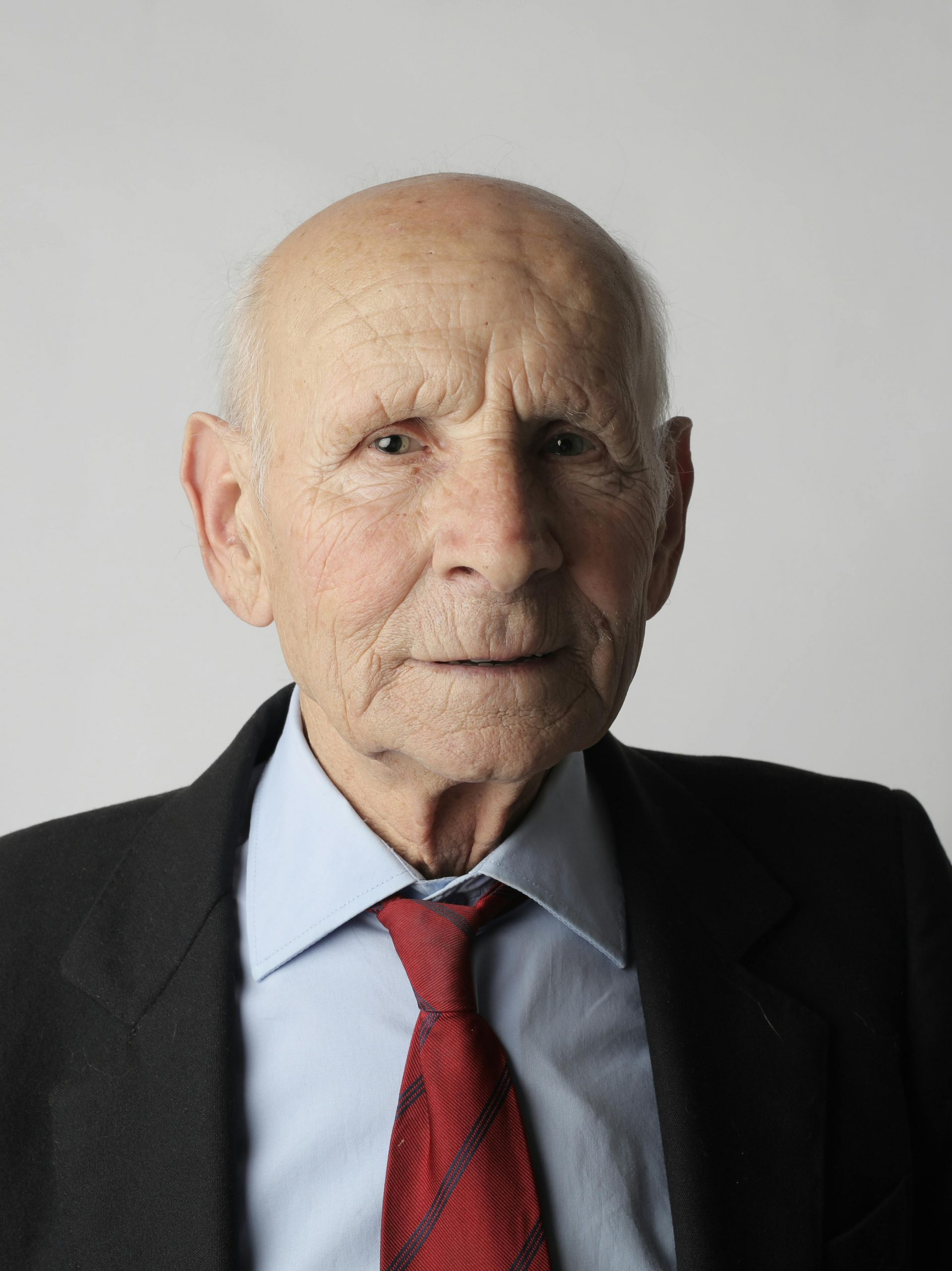 Elderly man in a suit | Source: Pexels