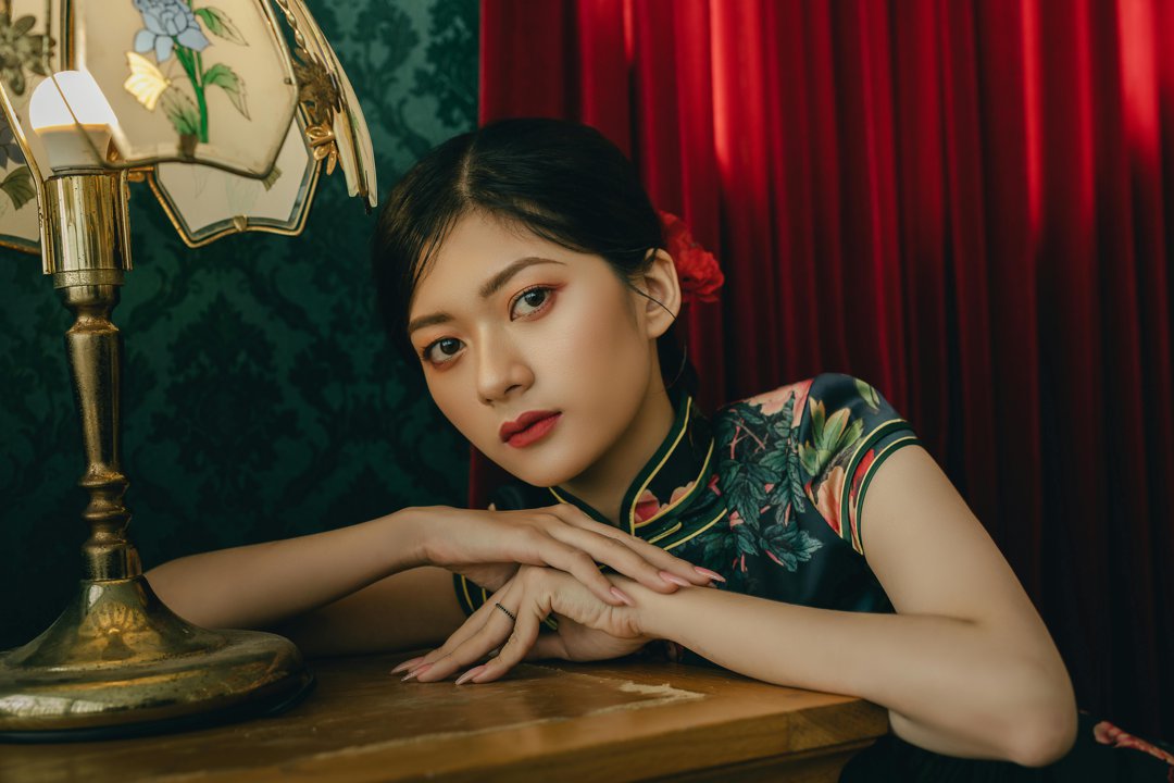 Woman seated next to a lamp | Source: Pexels