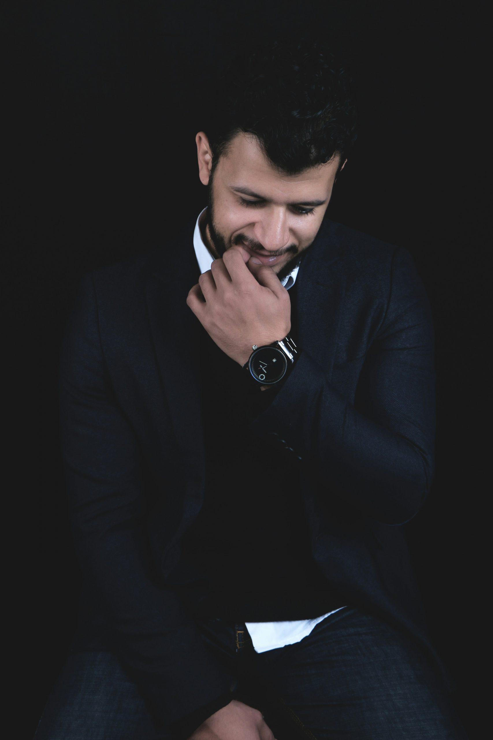 Man looking down | Source: Unsplash