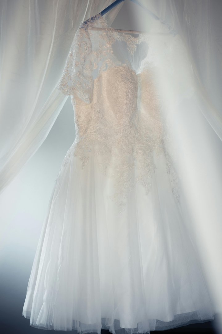 A wedding dress hanging | Source: Pexels