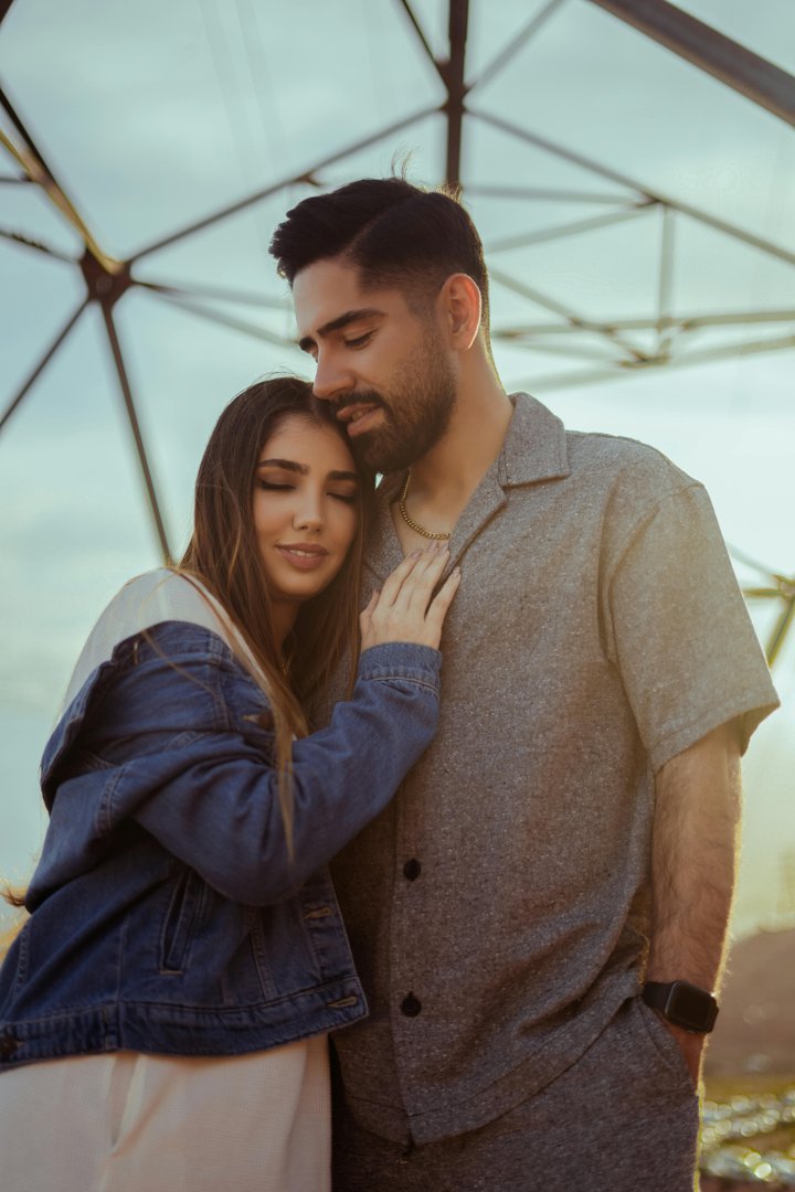 A couple posing for pictures | Source: Pexels