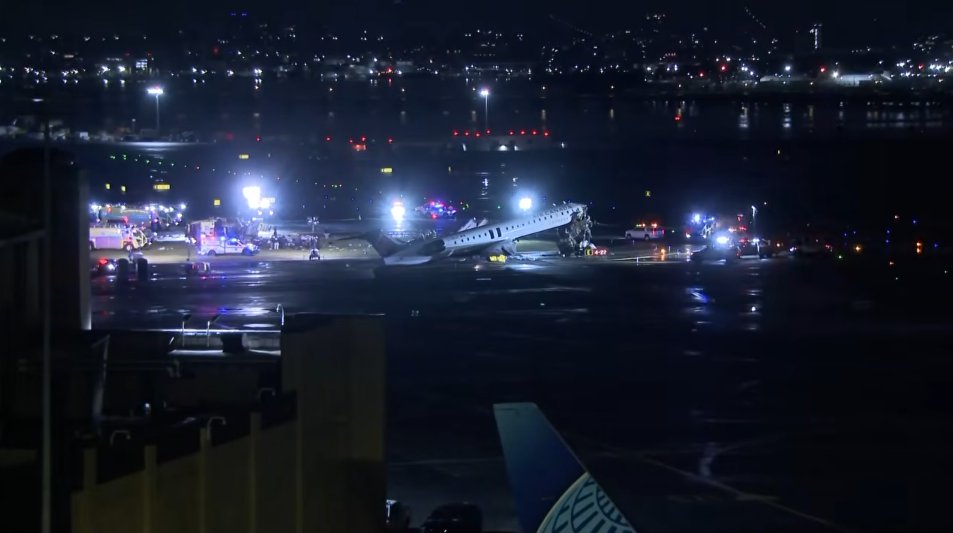 Emergency personnel around the tarmac. | Source: YouTube/KHOU 11