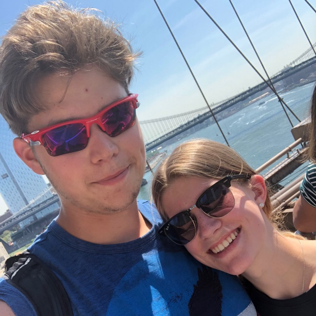Mackenzie Gunther takes photo with a girl by the sea. | Source: Instagram/mack.gunner