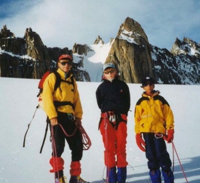 Arne Naess and his children on a snow mountain, from a post dated January 14, 2021 | Source: Instagram/rossnaess