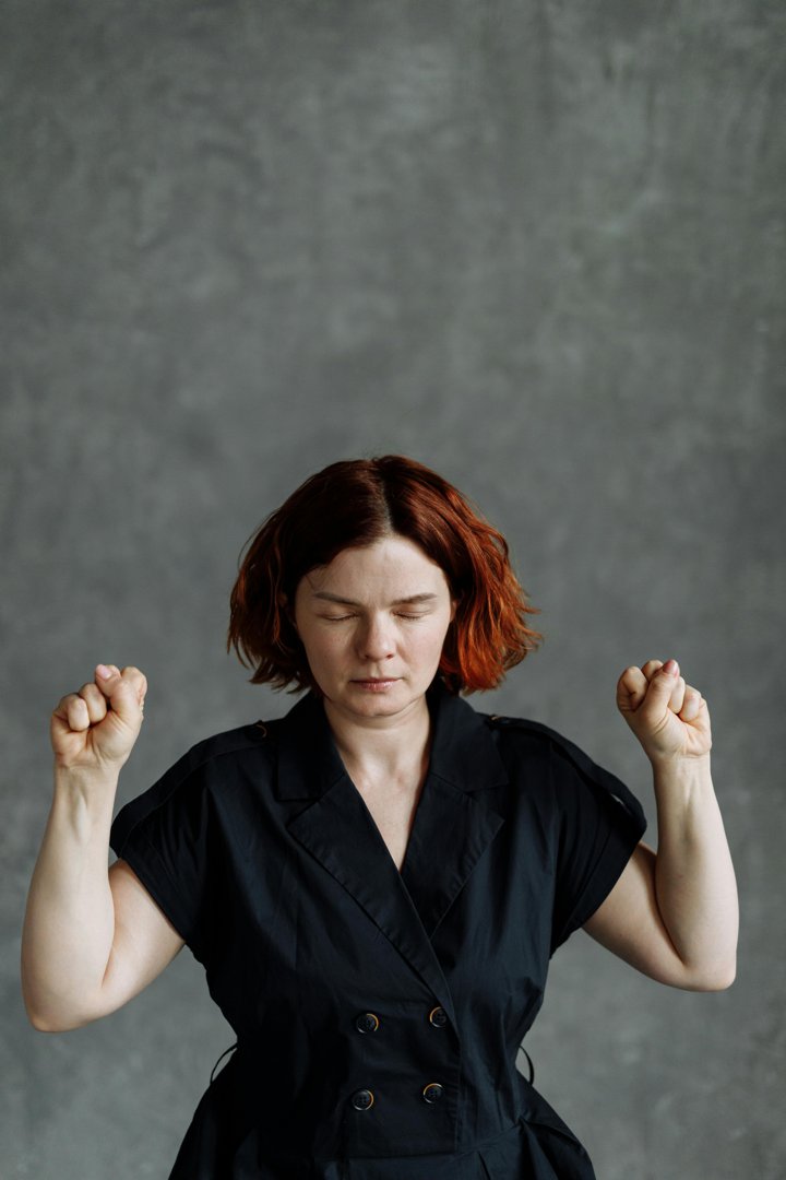 An angry woman with her fists balled up | Source: Pexels