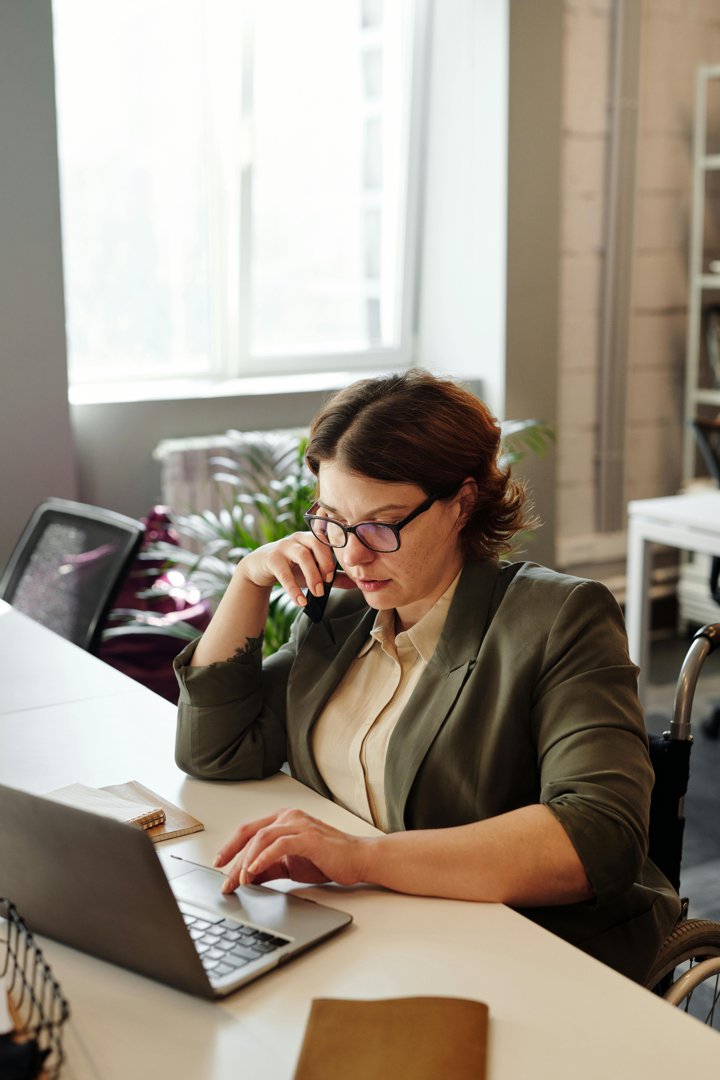 A serious woman on a call | Source: Pexels