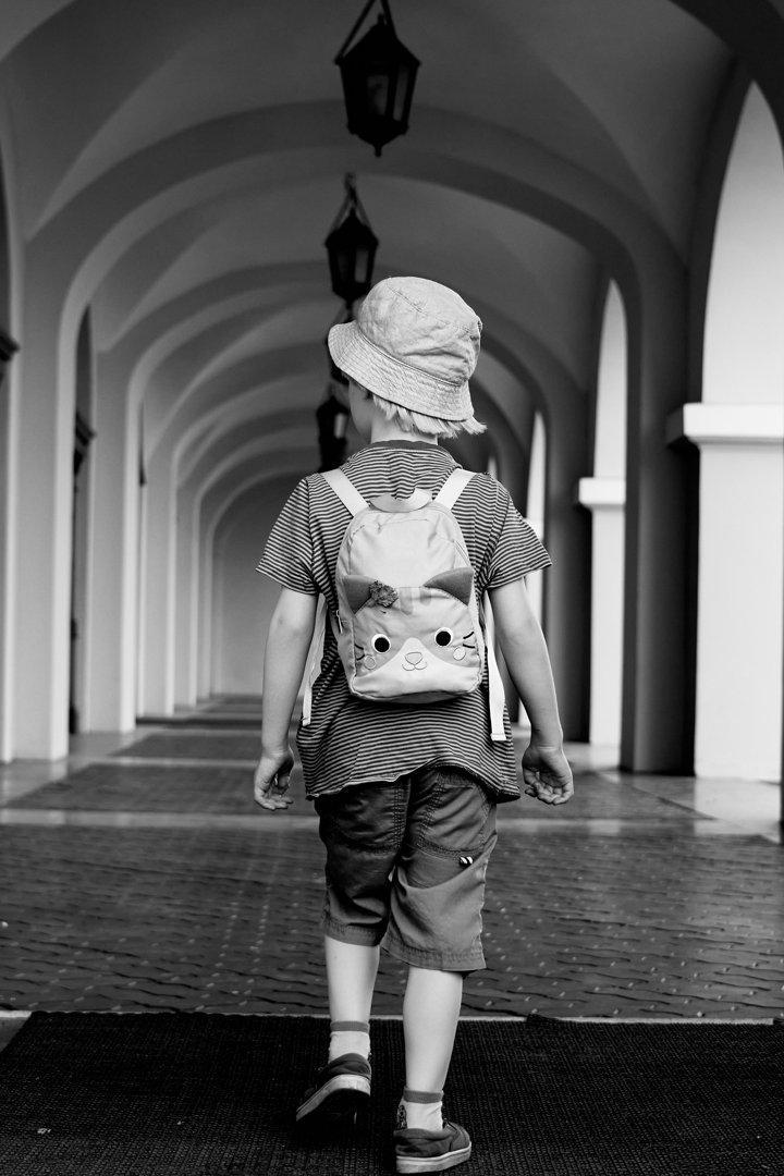 A boy wearing a schoolbag | Source: Unsplash