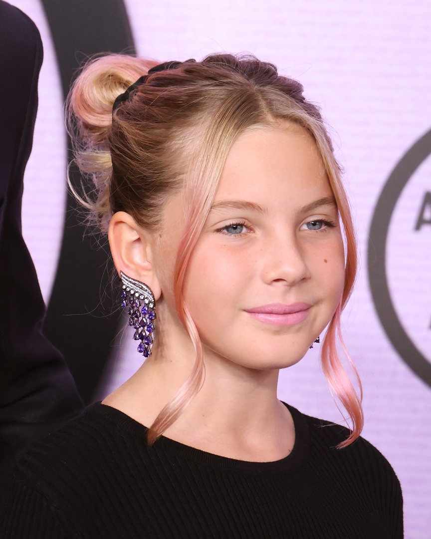 At the 2022 American Music Awards on November 20 in California, Willow Sage Hart showcased a more grown-up sense of style, wearing her hair in a soft updo with delicate pink strands framing her face. Paired with statement earrings and a sleek black outfit, she hinted at the confidence that would continue to grow in the years ahead.