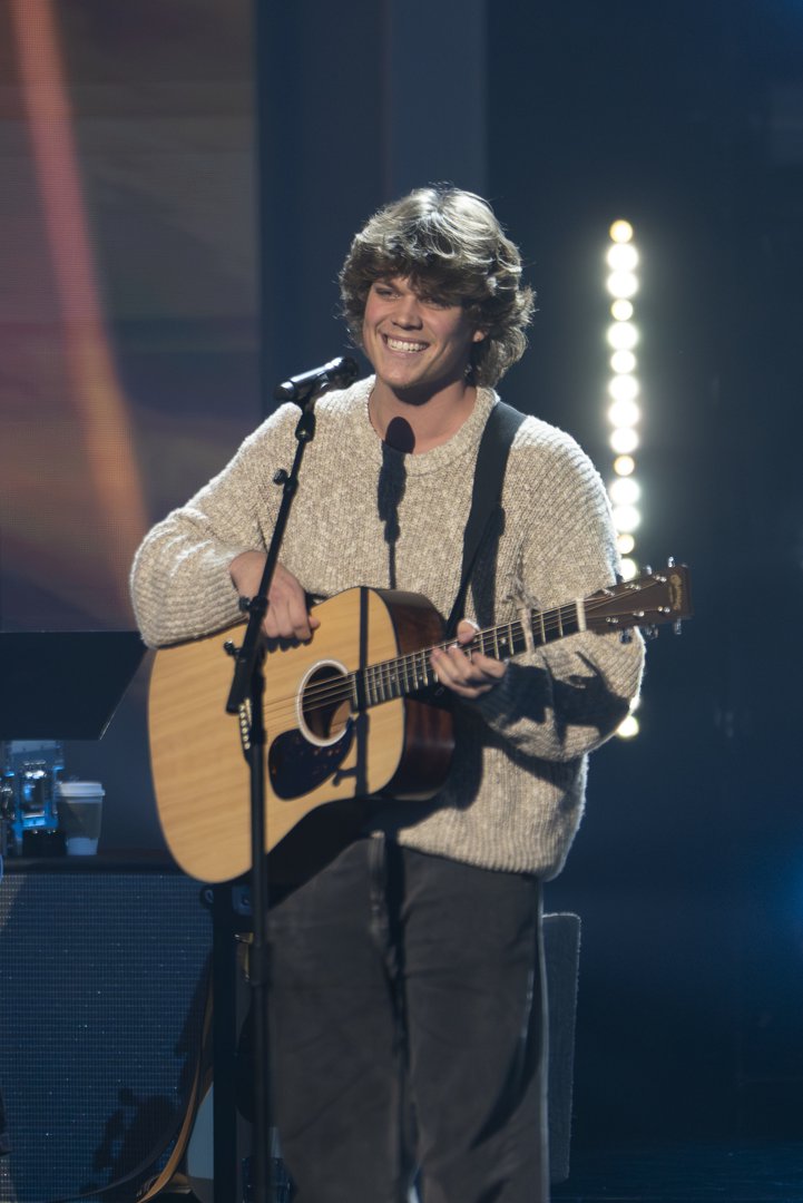 Mor performs solo on 