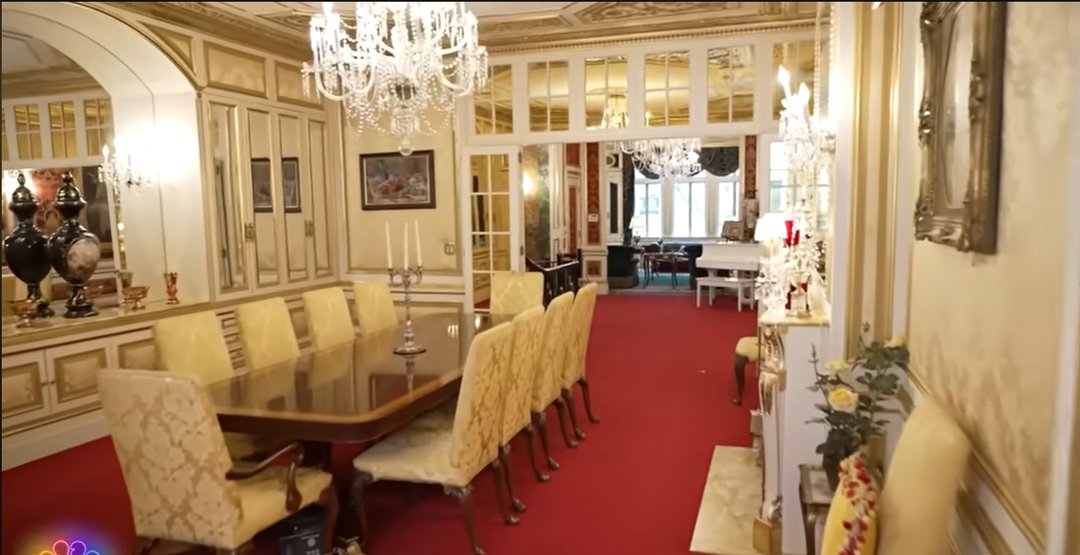 The dining area in Ivana Trump's townhouse in New York | Source: YouTube/@CNBCAmbition