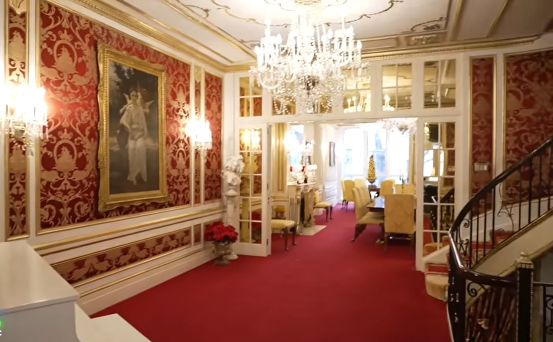 The reception area Ivana Trump's townhouse in New York, from a video dated November 2, 2023 | Source: YouTube/@CNBCAmbition