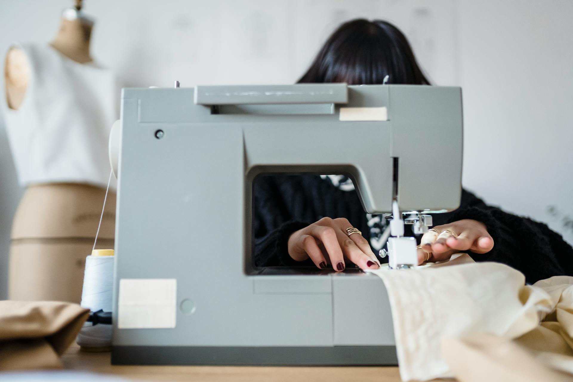 A woman sewing on a machine | Source: Pexels