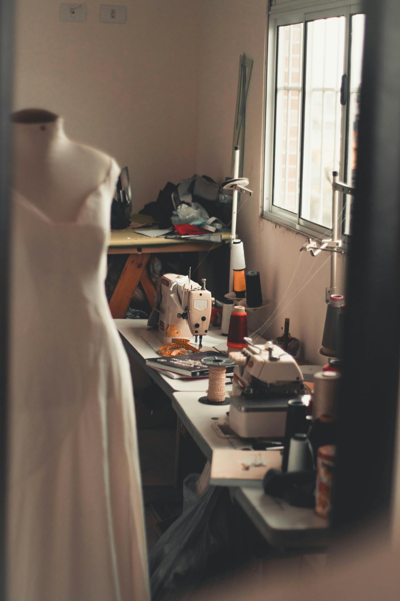 A mannequin beside a sewing machine | Source: Pexels