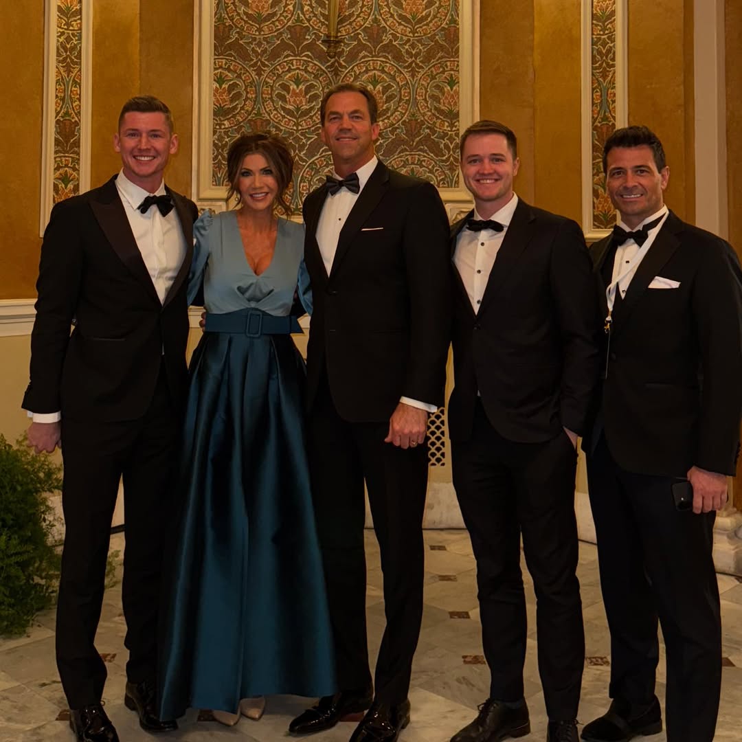 Kristi and Bryon Noem pose with guests | Source: Instagram/kristinoem