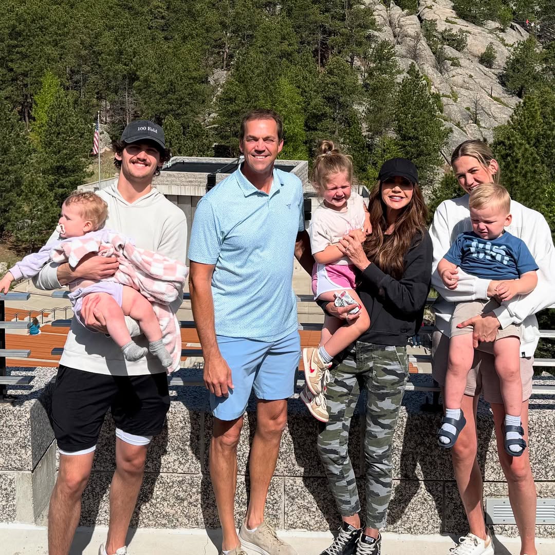 Bryon and Kristi Noem pose with family | Source: Instagram/kristinoem