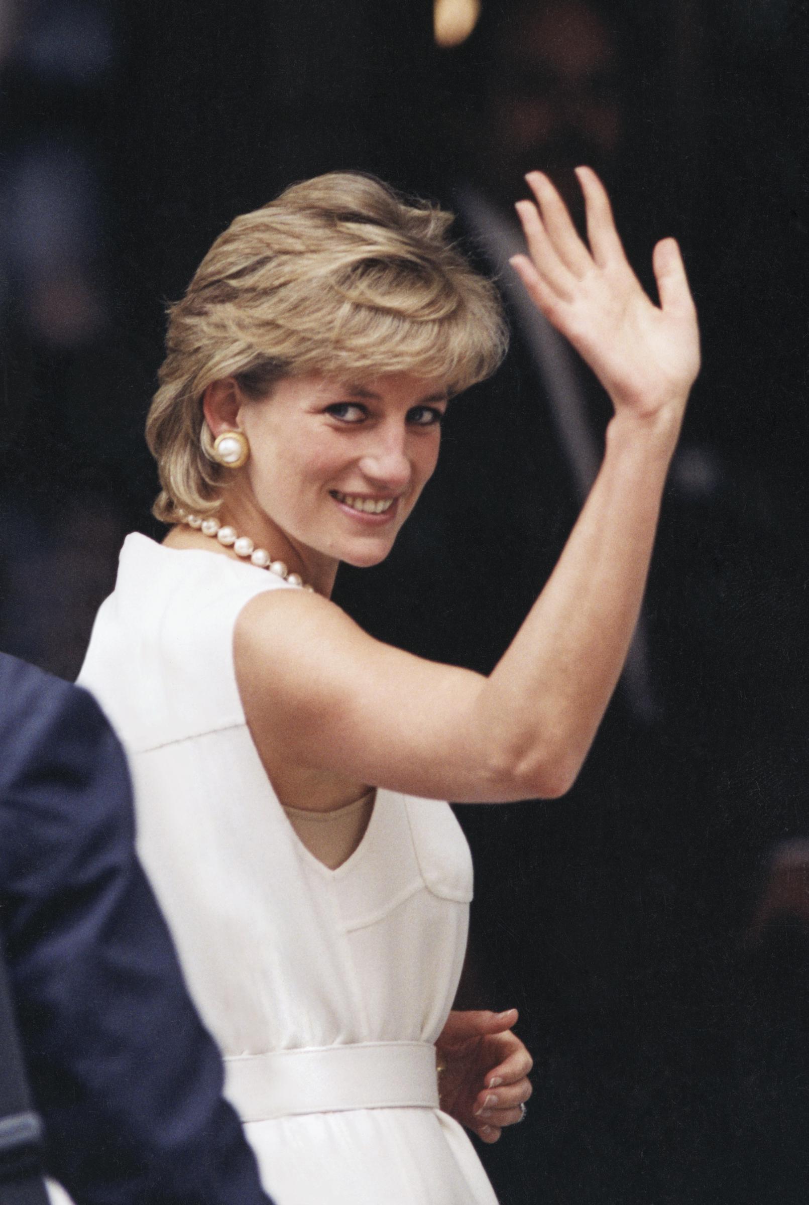 Princess Diana waves to an enthusiastic crowd on the last day of her visit to Chicago on 6 June 1996. | Source: Getty Images