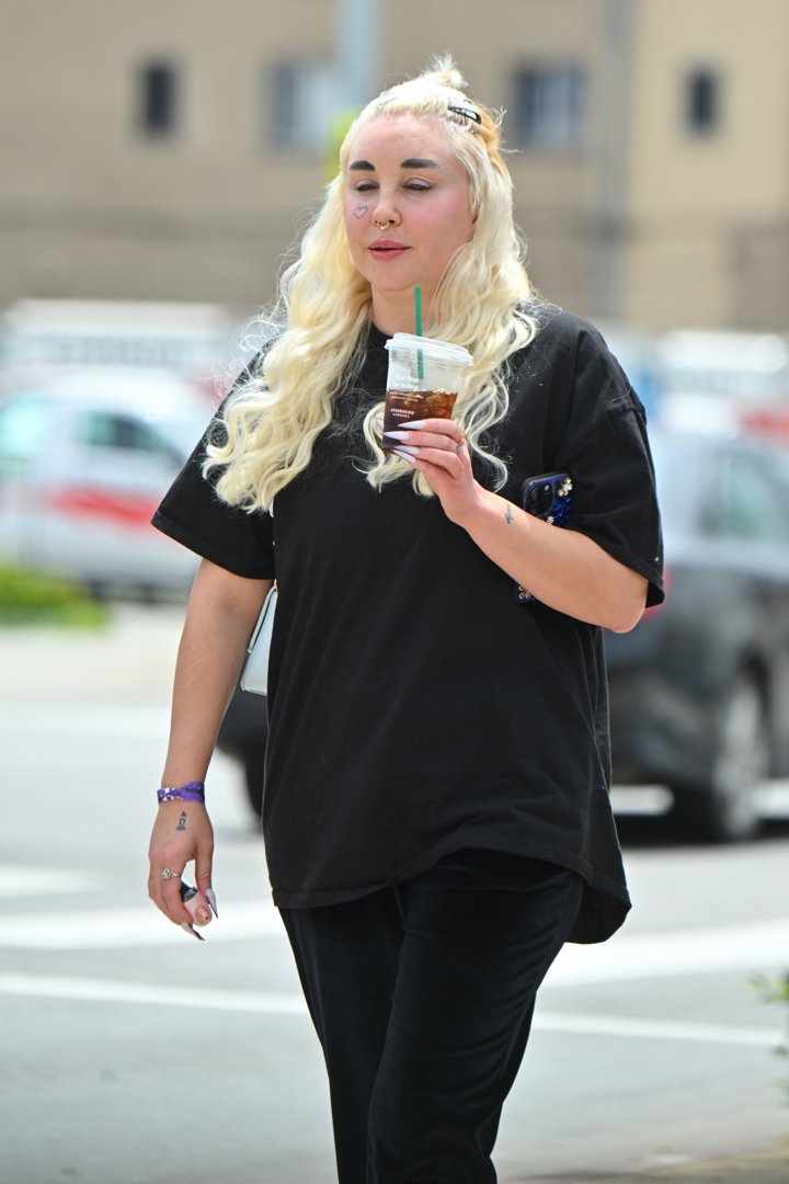 Amanda Bynes holding an iced coffee during a casual outing in Los Angeles on April 25, 2024. | Source: Getty Images