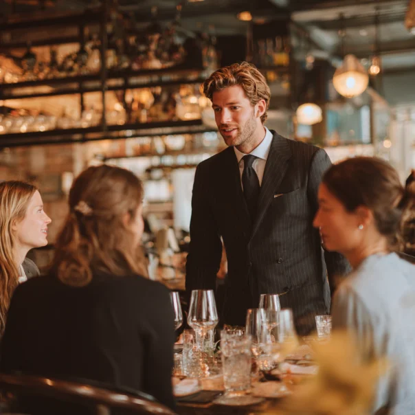 A man speaking to a group of women | Source: Midjourney
